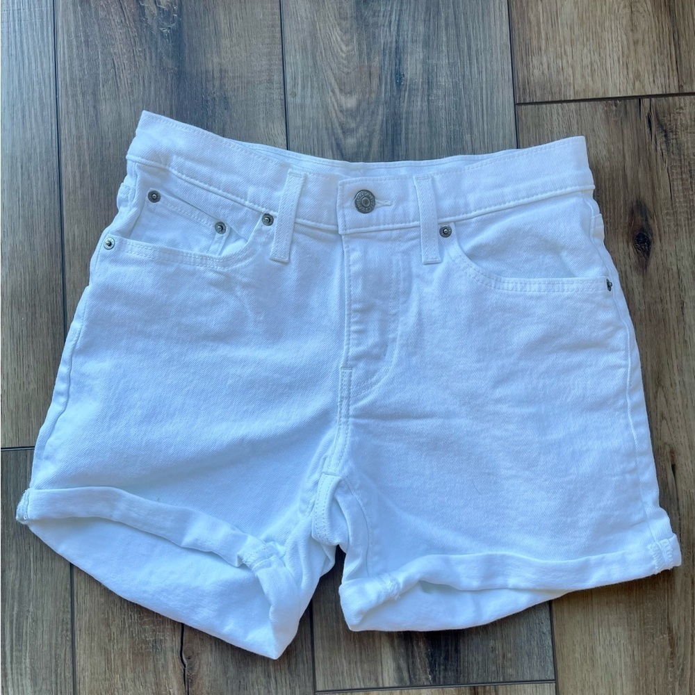 White Levi’s Shorts | Mid Length | Size 28 | EUC